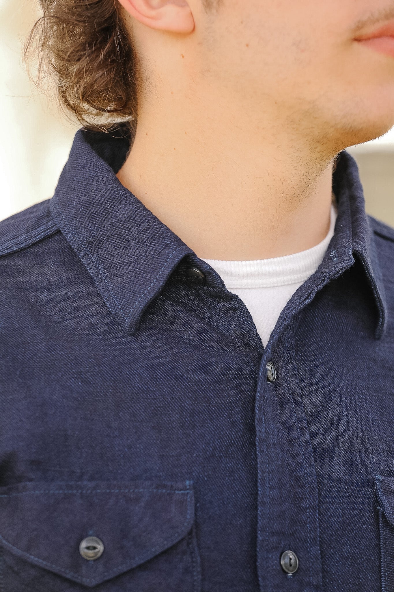 man wearing dark blue shirt on sidewalk