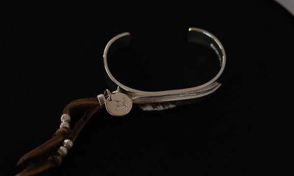 BR-149 Flat-hammered 12mm Bangle with Kazekiri Feather Combo- L