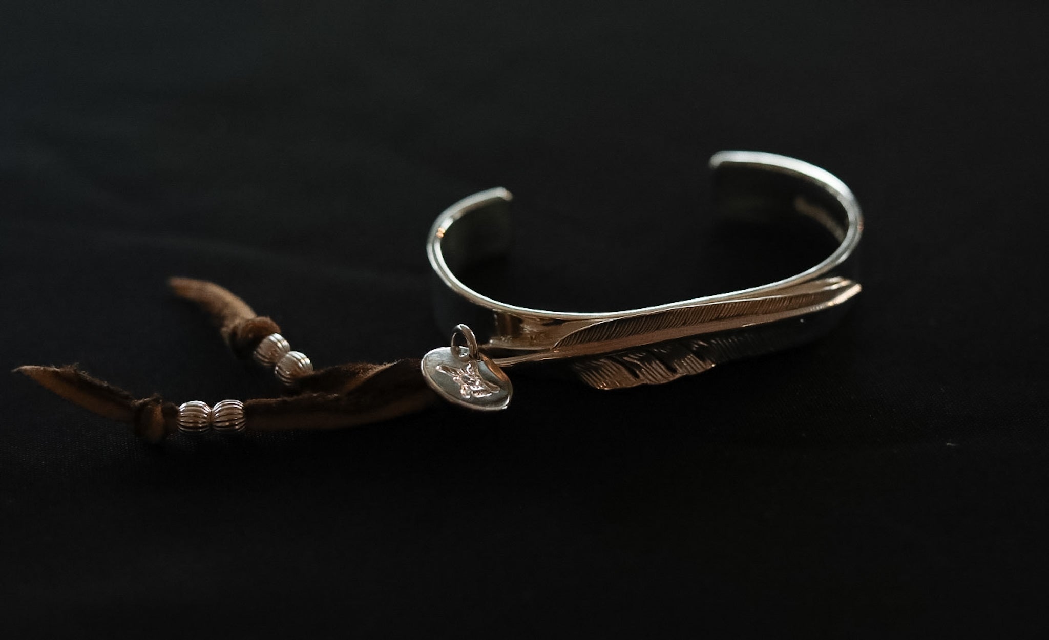 BR-149 Flat-hammered 12mm Bangle with Kazekiri Feather Combo- L