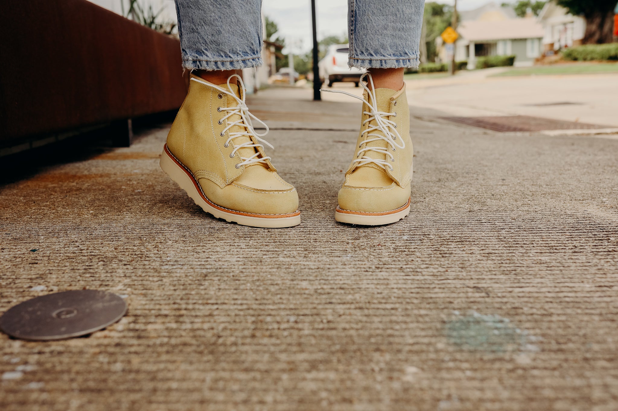 WOMEN&#39;S CLASSIC MOC BOOT IN BUTTER 3423